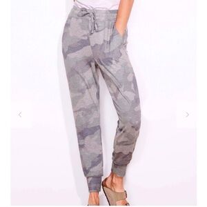 Sundry | Camo Jogger NWT